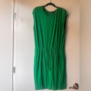 Banana Republic. Kelly green sleeveless tie waist dress with pockets.